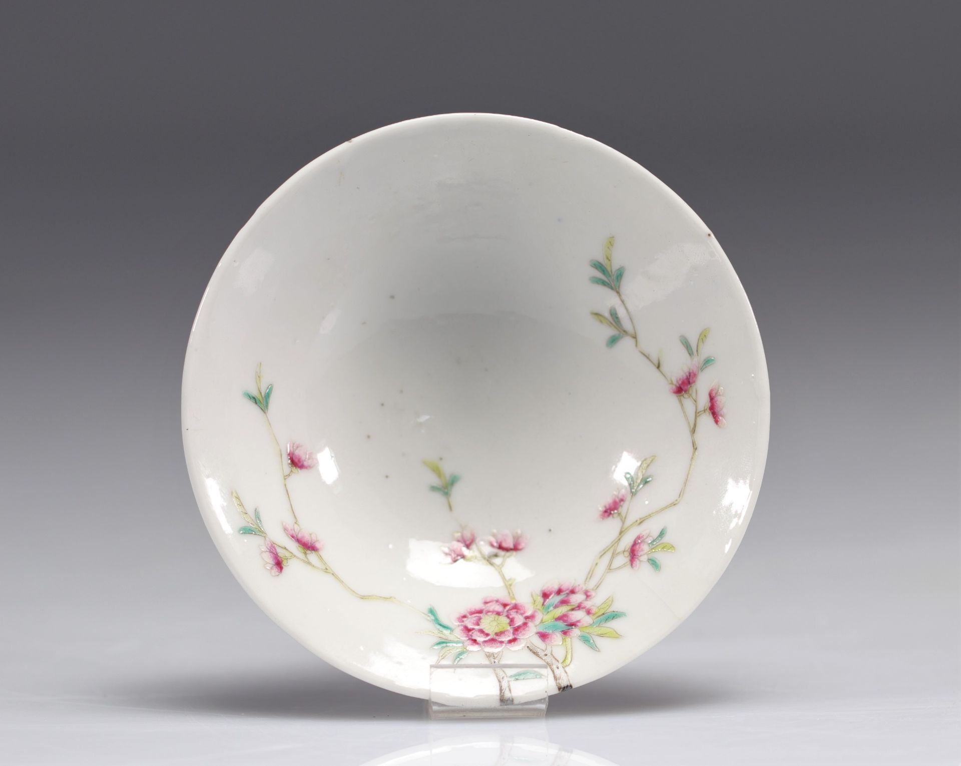 (2) A famille rose porcelain bowl decorated with pink flowers from China, Hongxian period (1915-1916 - Image 3 of 5