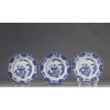 Assiettes (3) en porcelaine blanc bleu a decor de panier fleuris chine XVIIIeme