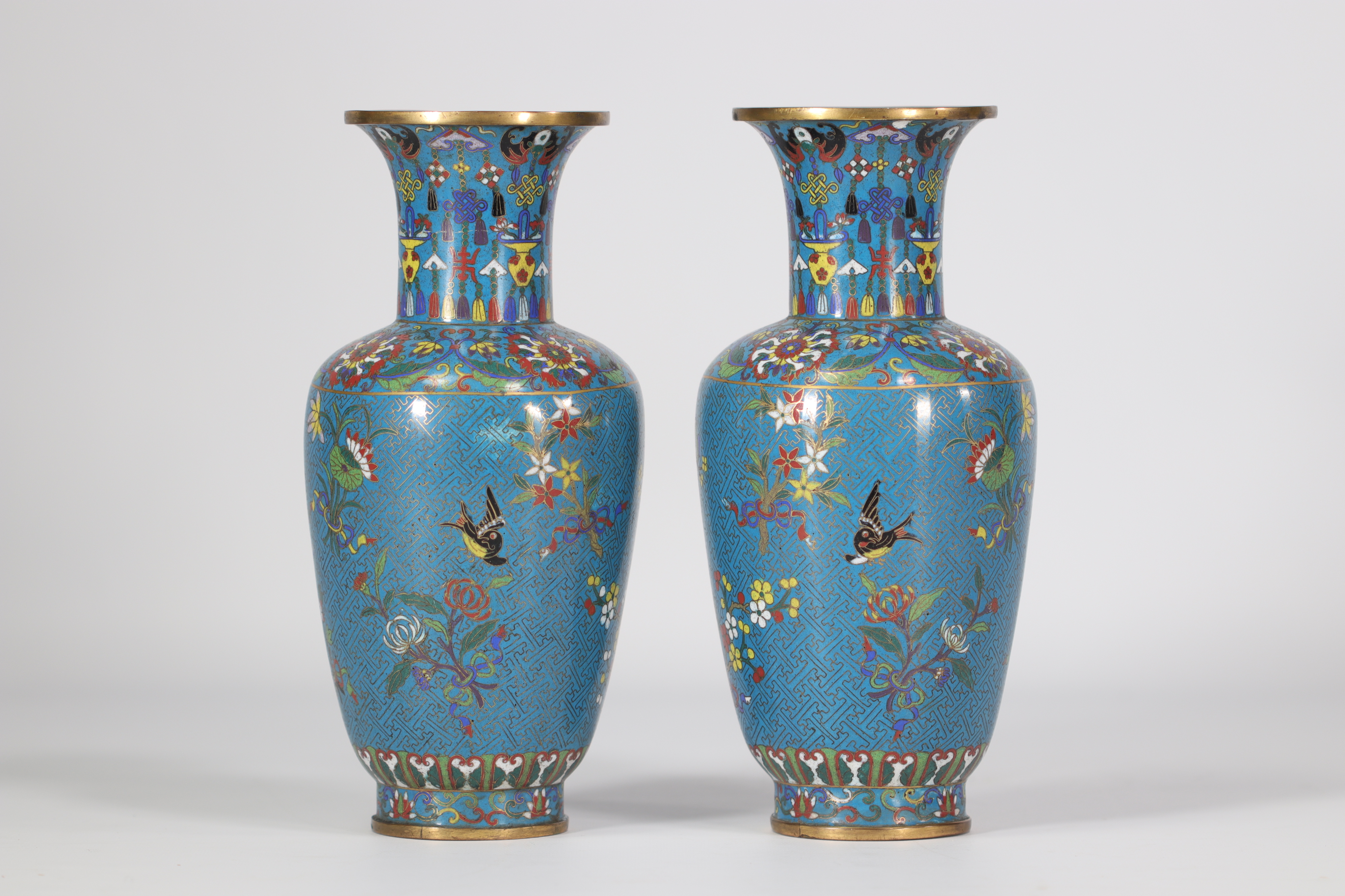 Paire de vases en cloisonnes a decor d'oiseaux et fleurs XIXeme - Image 2 of 5