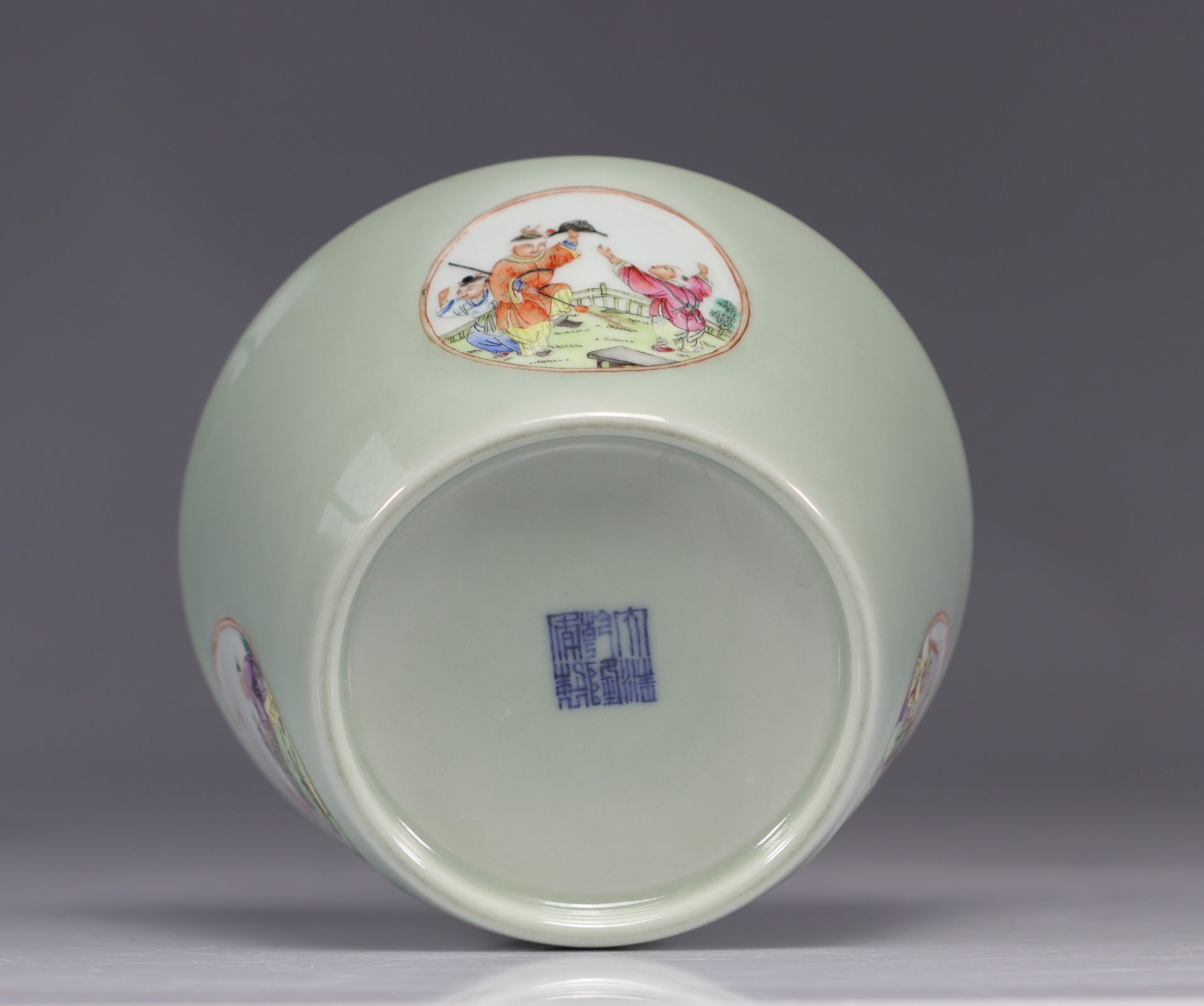 Famille Rose porcelain vase decorated with figures on a celadon background named "Cartouches decorat - Bild 4 aus 5