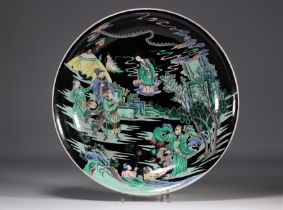 Large dish in green family porcelain decorated with figures, Kangxi mark