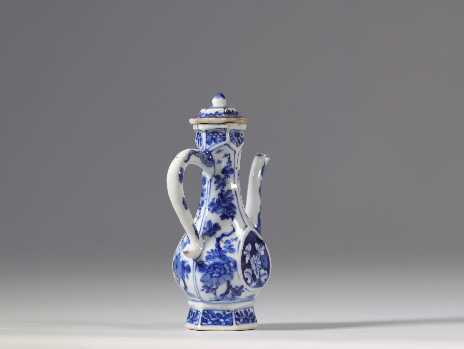 White and blue porcelain teapot with floral decoration from the 17th century Kangxi - Image 3 of 4