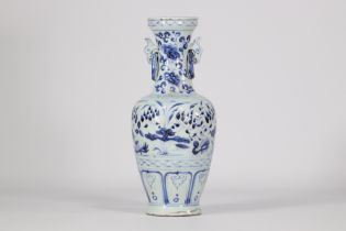 Vase bleu blanc en porcelaine XIXeme