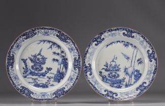 (2) Pair of large white and blue porcelain plates decorated with flower baskets from China from 18th