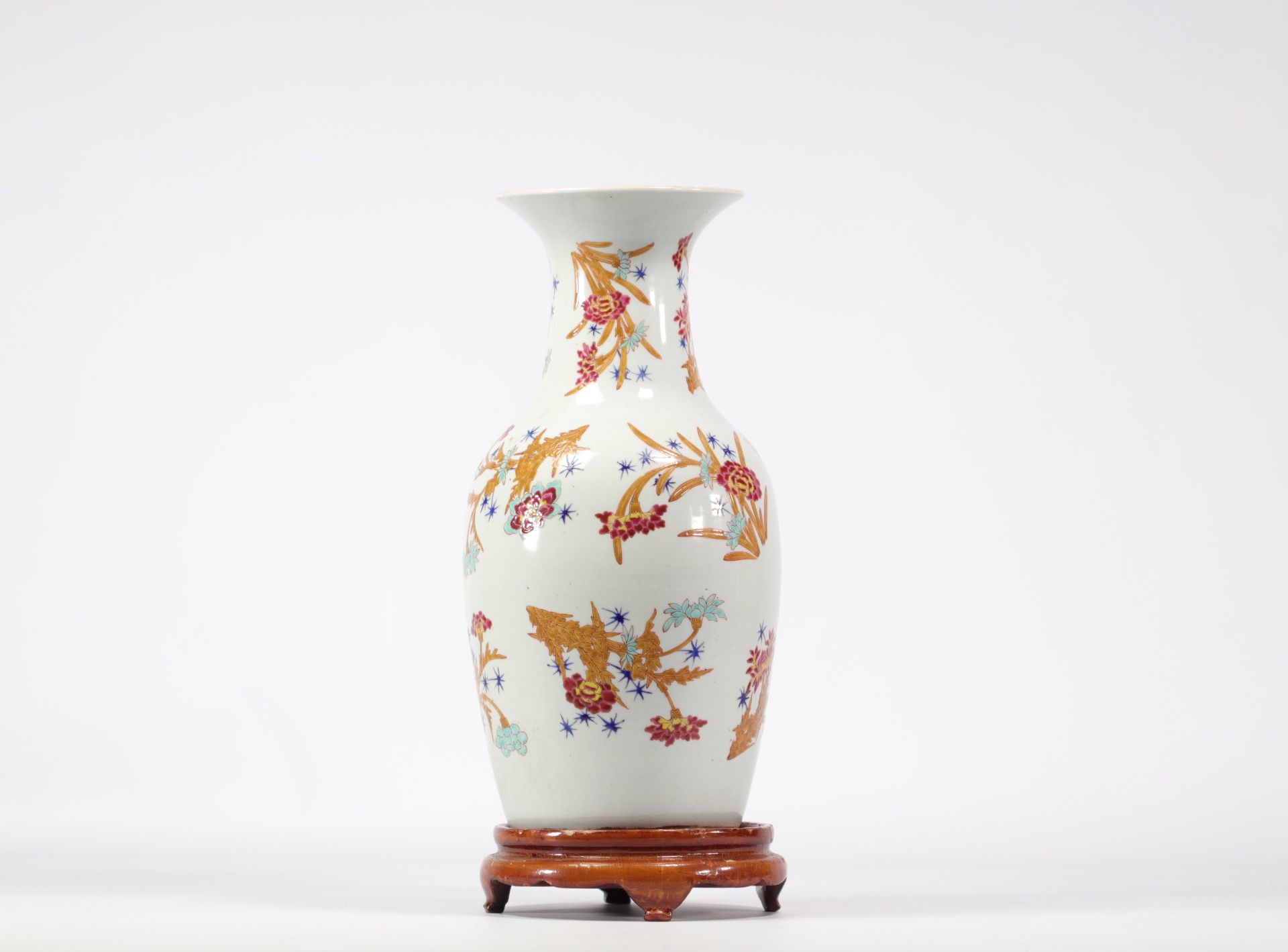Famille rose porcelain vase with floral design on a white background - Image 2 of 3