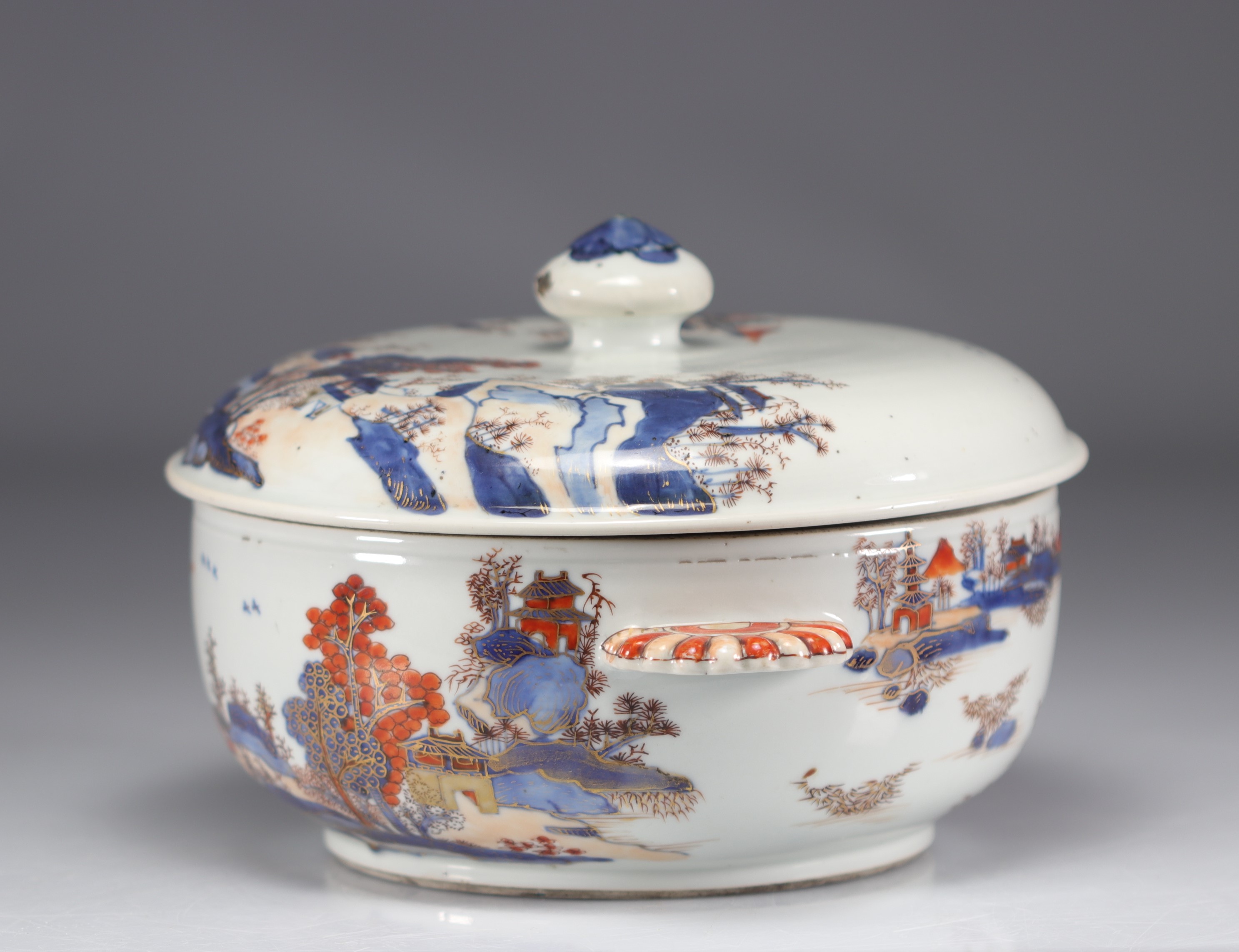 Covered dish in chinese porcelain decorated with landscapes on a white background from 18th century - Image 3 of 6