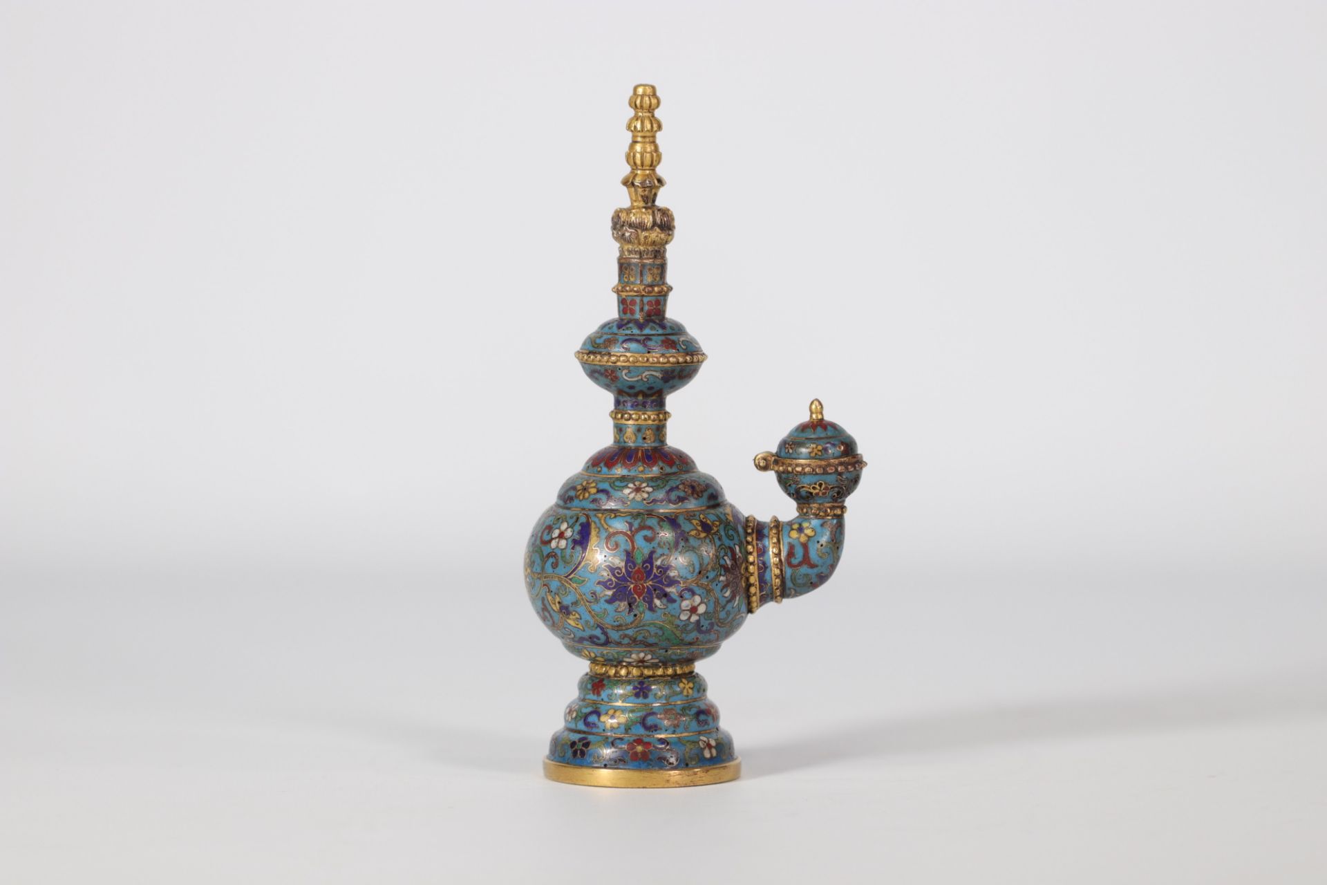 Cloisonne vase with lotus design on a blue background with Qianlong mark from 18th century - Image 4 of 5