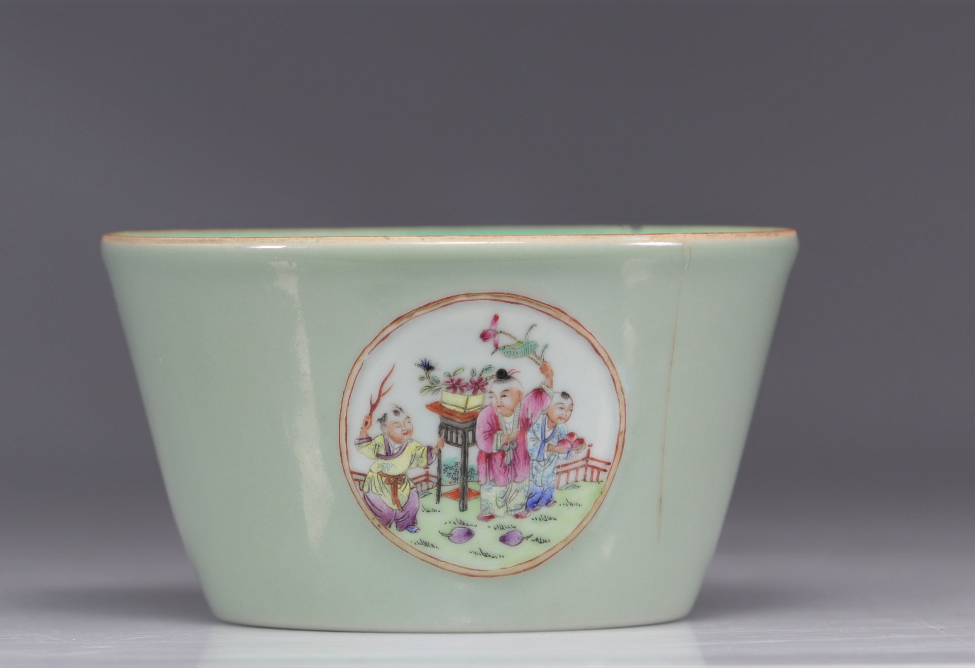 Famille Rose porcelain vase decorated with figures on a celadon background named "Cartouches decorat - Bild 3 aus 5