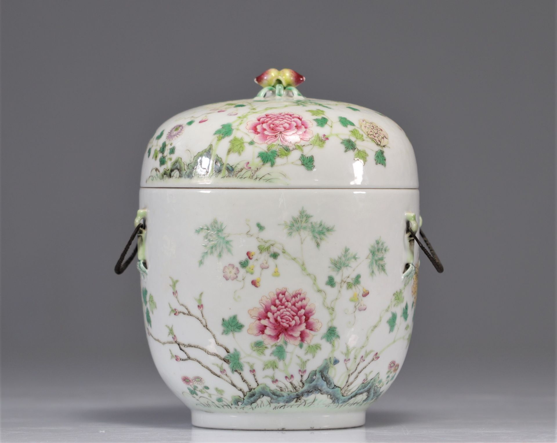 Famille rose porcelain tureen with very fine flower decoration from 19th century
