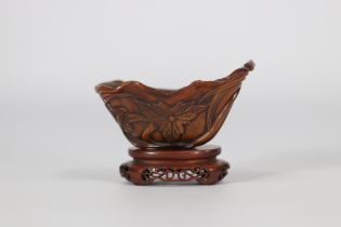 Carved blond horn bowl with fish and lotus motifs on an original wooden base from 18th century