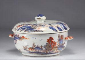 Covered dish in chinese porcelain decorated with landscapes on a white background from 18th century