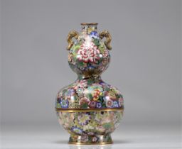 Vase-shaped box with double gourd in cloisonne decorated with mille-fleur with mark underneath from
