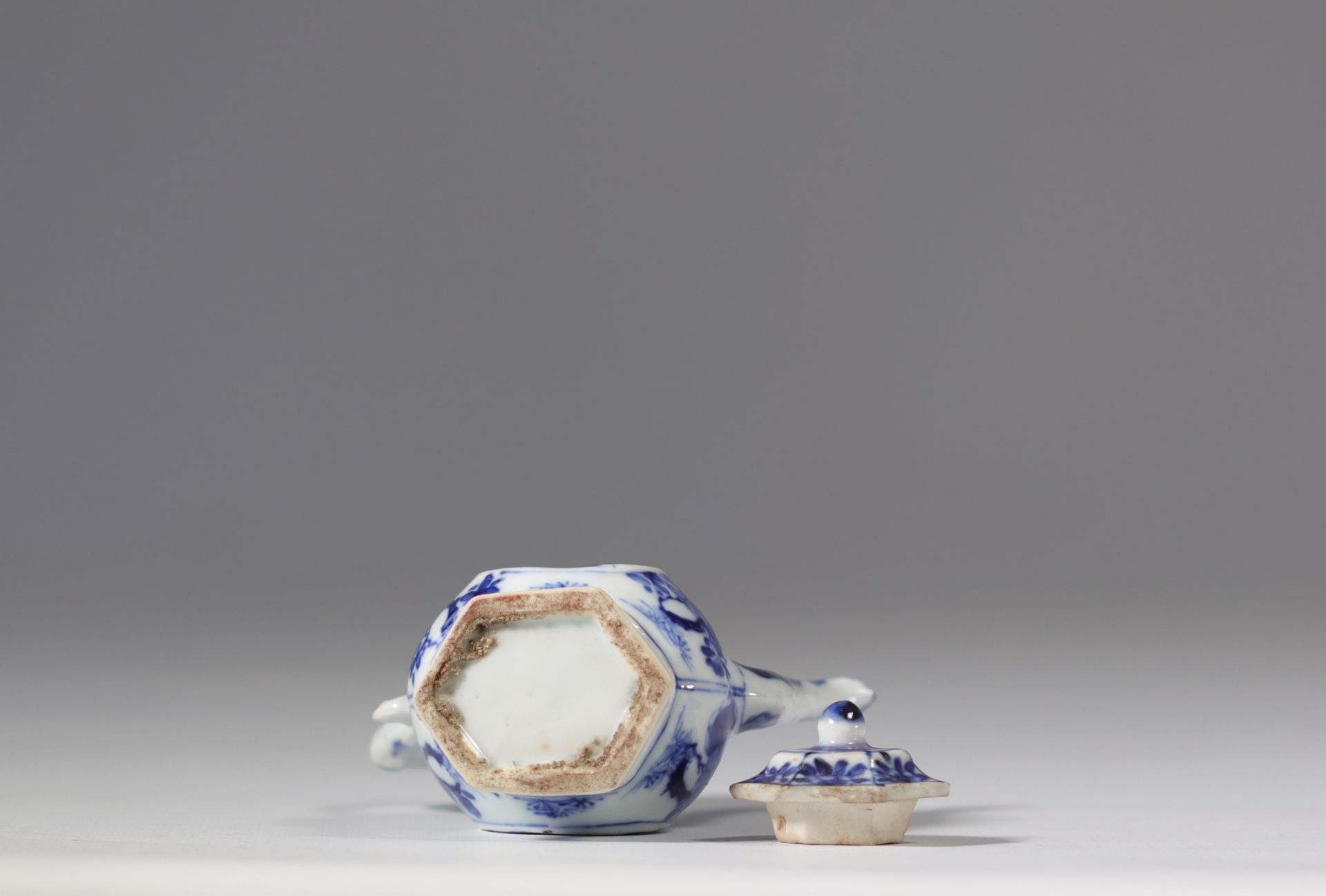 White and blue porcelain teapot with floral decoration from the 17th century Kangxi - Image 4 of 4