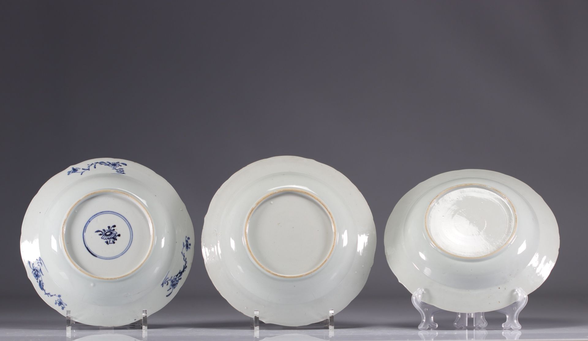 (3) Deep plates in white and blue porcelain decorated with flowering vases from China from the 18th - Image 2 of 2