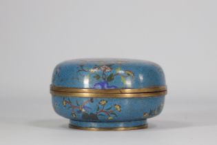 Cloisonne-covered round box decorated with flowers and birds on a blue background from 19th century