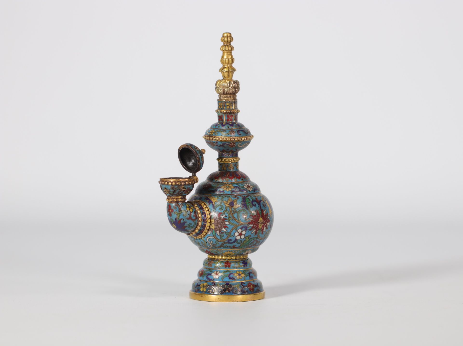 Cloisonne vase with lotus design on a blue background with Qianlong mark from 18th century - Image 2 of 5