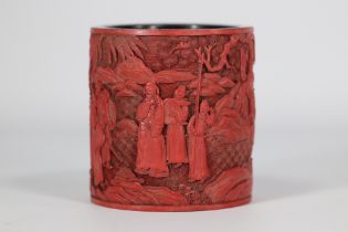 Pot-a-pinceaux en laque rouge "cinabre" sculpte. Travail fin XVIIIeme