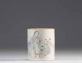 Famille rose qianjiang cai porcelain brush holder decorated with fine figures from 19th century