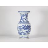 Vase bleu blanc a decor de paysage montagneux XIXeme