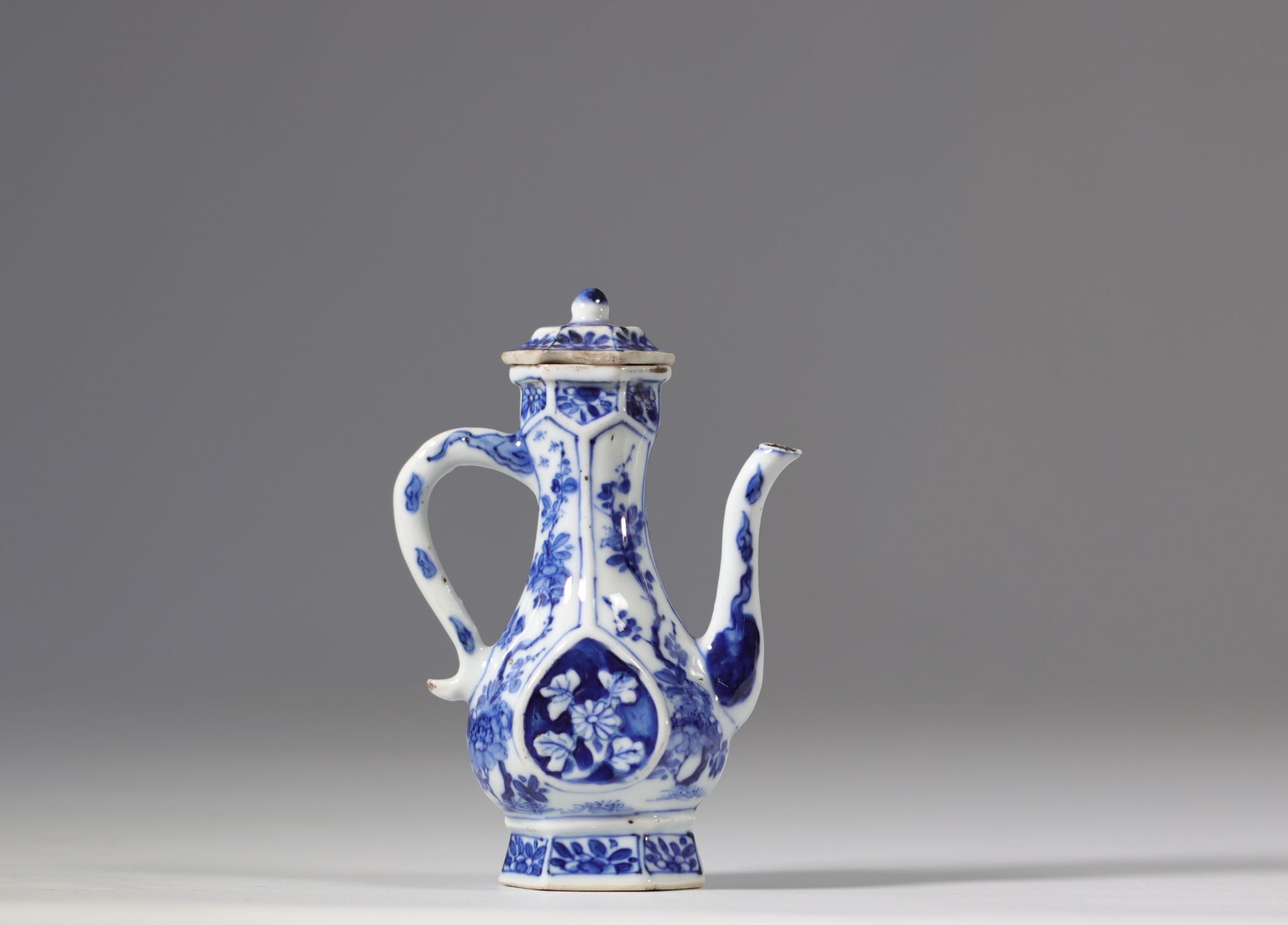 White and blue porcelain teapot with floral decoration from the 17th century Kangxi - Image 2 of 4