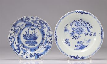 (2) White and blue porcelain plates decorated with Kangxi flowers from the 18th century