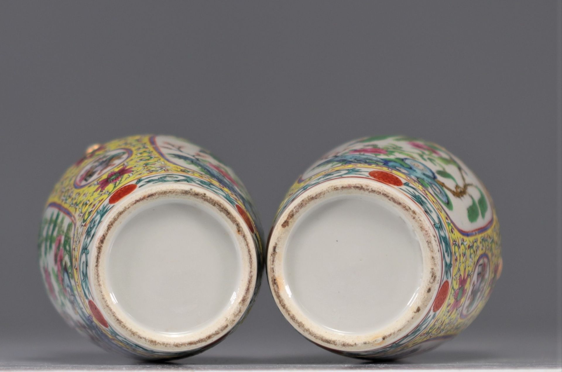 (2) Pair of Famille Rose porcelain vases on a yellow background - Image 3 of 4