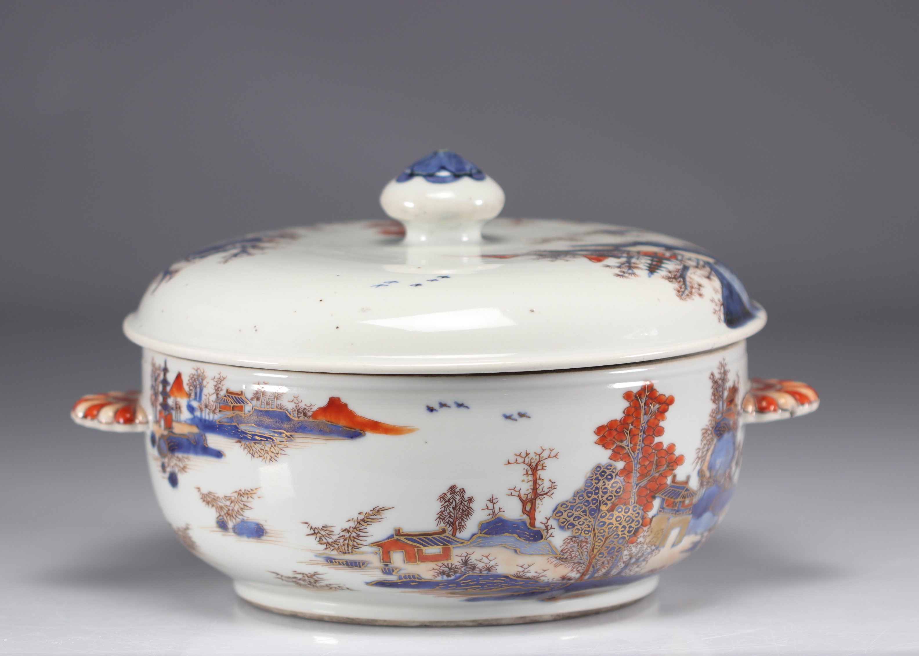 Covered dish in chinese porcelain decorated with landscapes on a white background from 18th century - Image 2 of 6