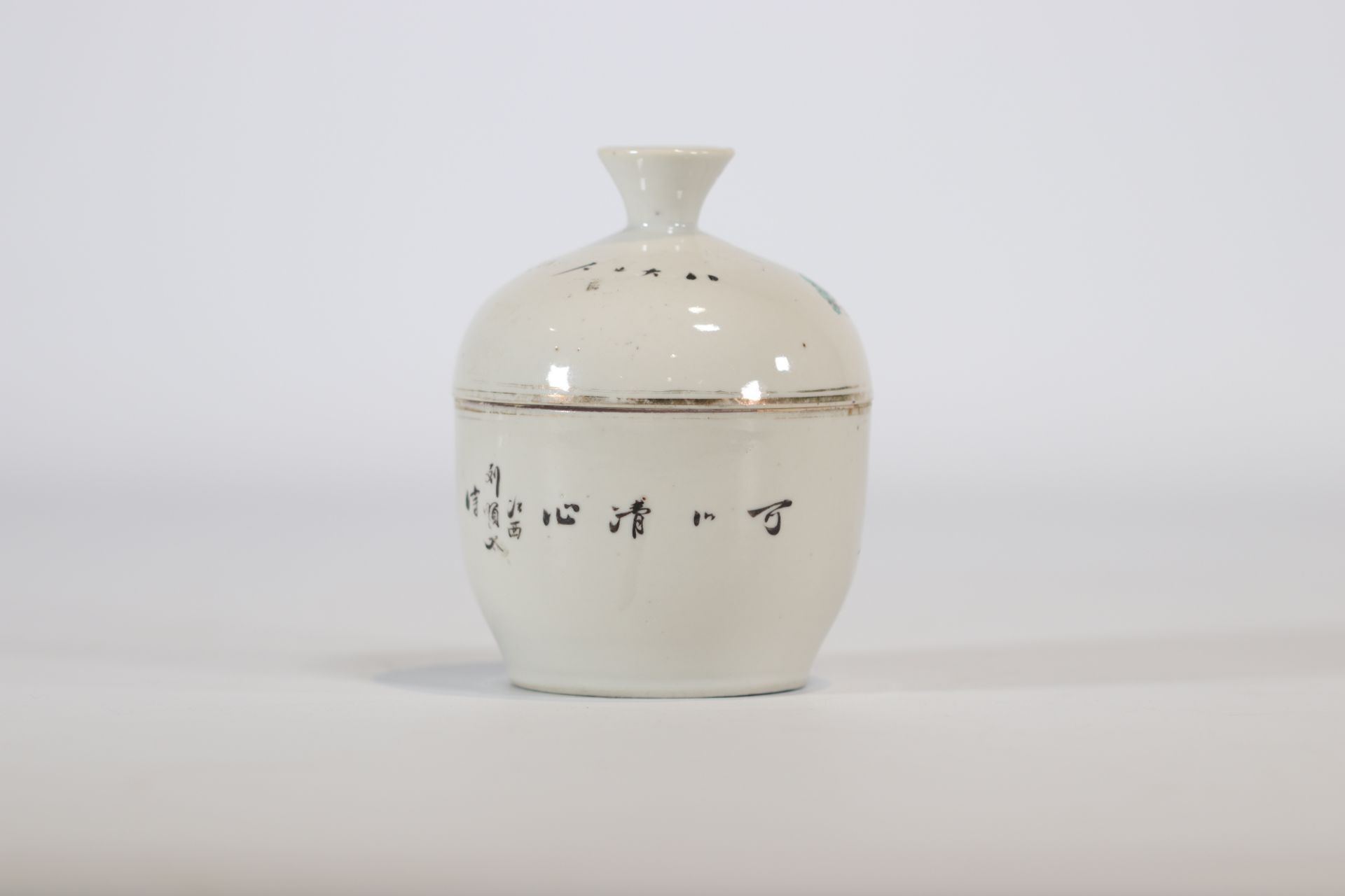 Covered Chinese porcelain pot decorated with figures - Image 2 of 3