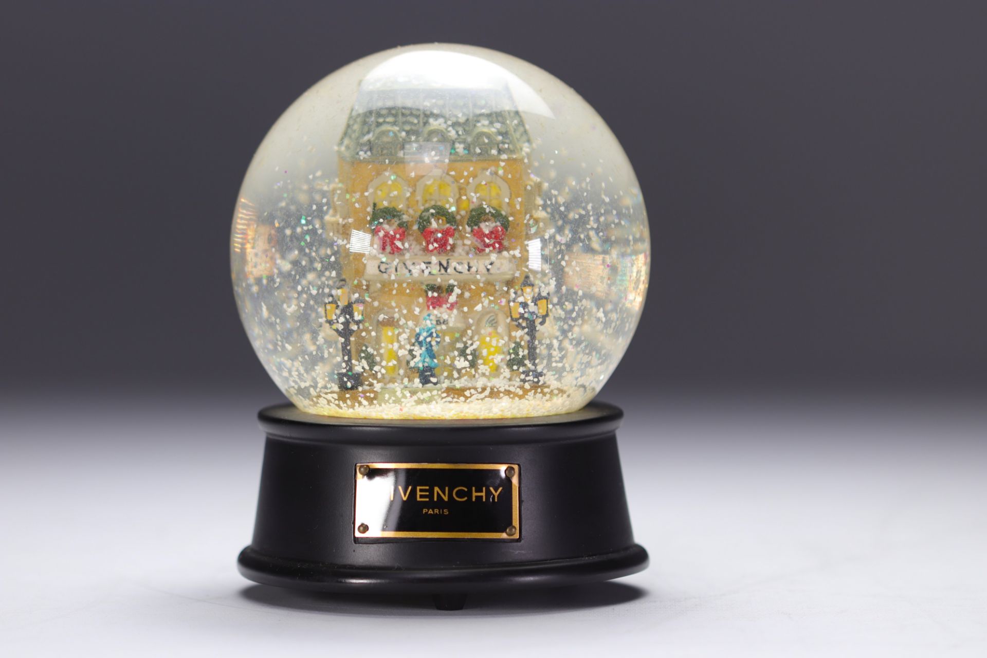 Givenchy. Musical snow globe decorated with the Parisian boutique animated by characters and a Rolls - Bild 2 aus 2