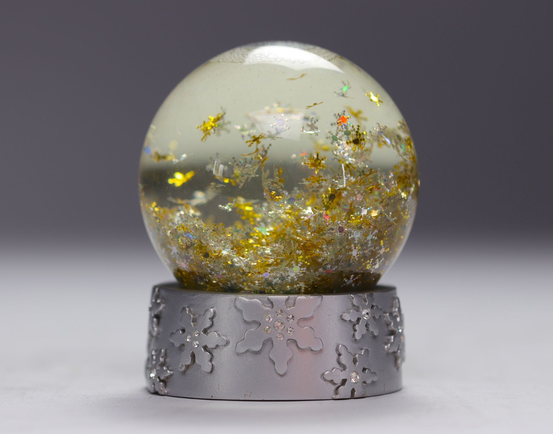 Swarovski. Snow globe with gold and silver sequins. Base adorned with Swarovsk crystals. - Image 2 of 2