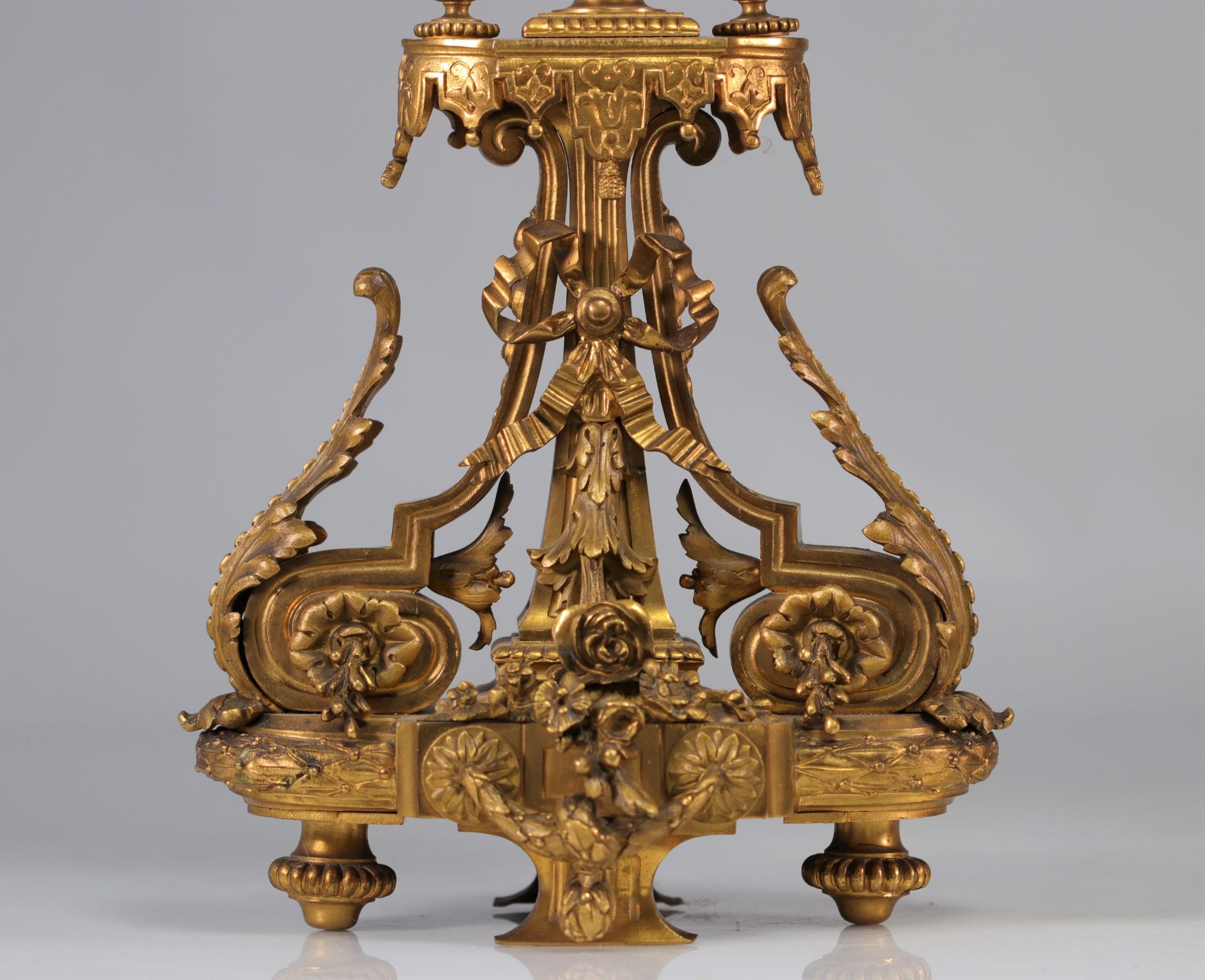 Garniture pendule et candelabres en bronze dore richement decoree - Image 6 of 7