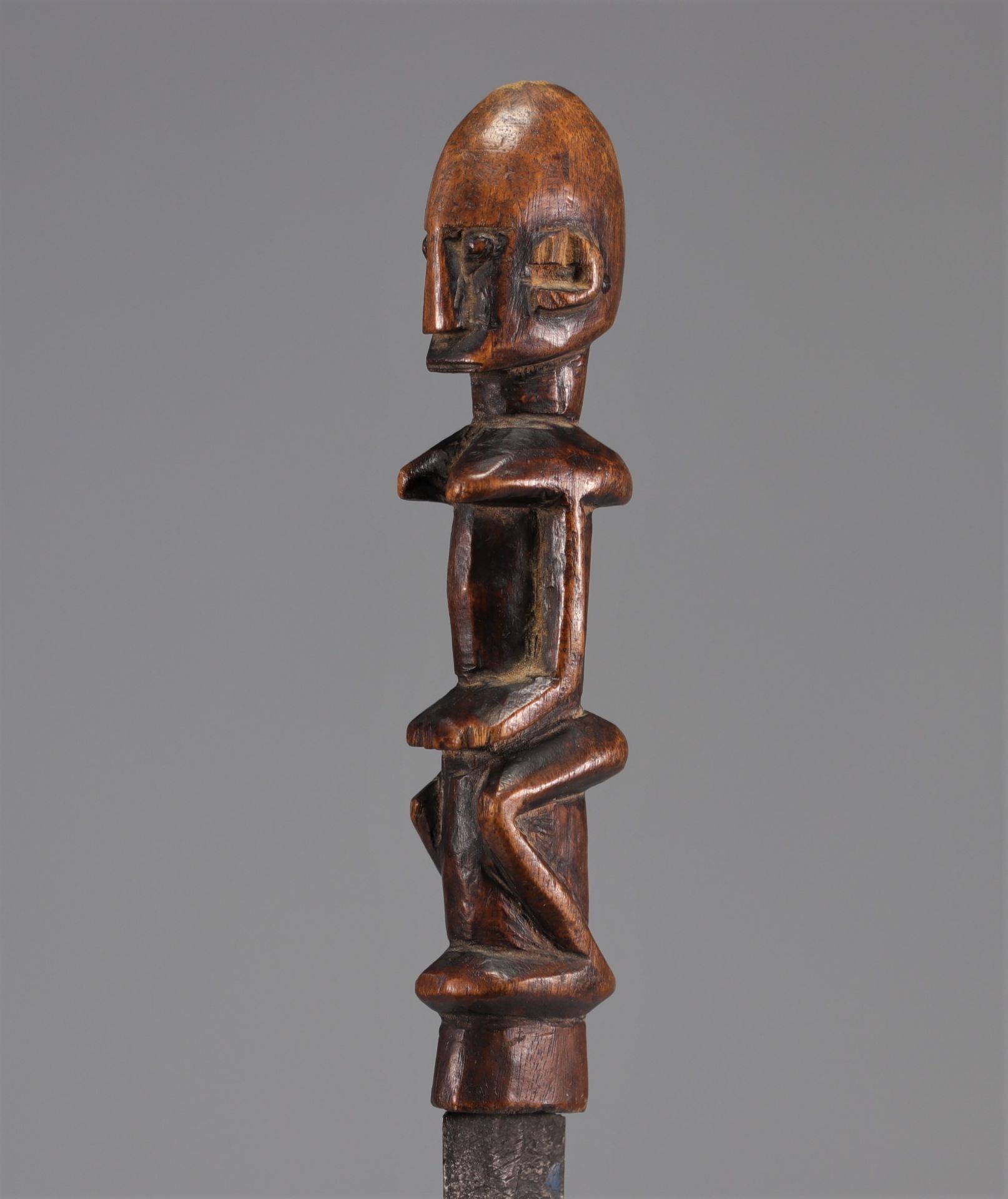Dogon circumcision knife with carved handle in classic Dogon style - Image 3 of 6