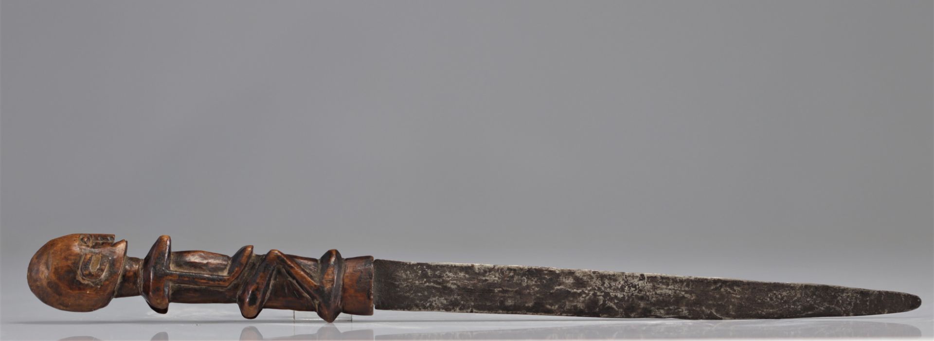 Dogon circumcision knife with carved handle in classic Dogon style - Image 6 of 6