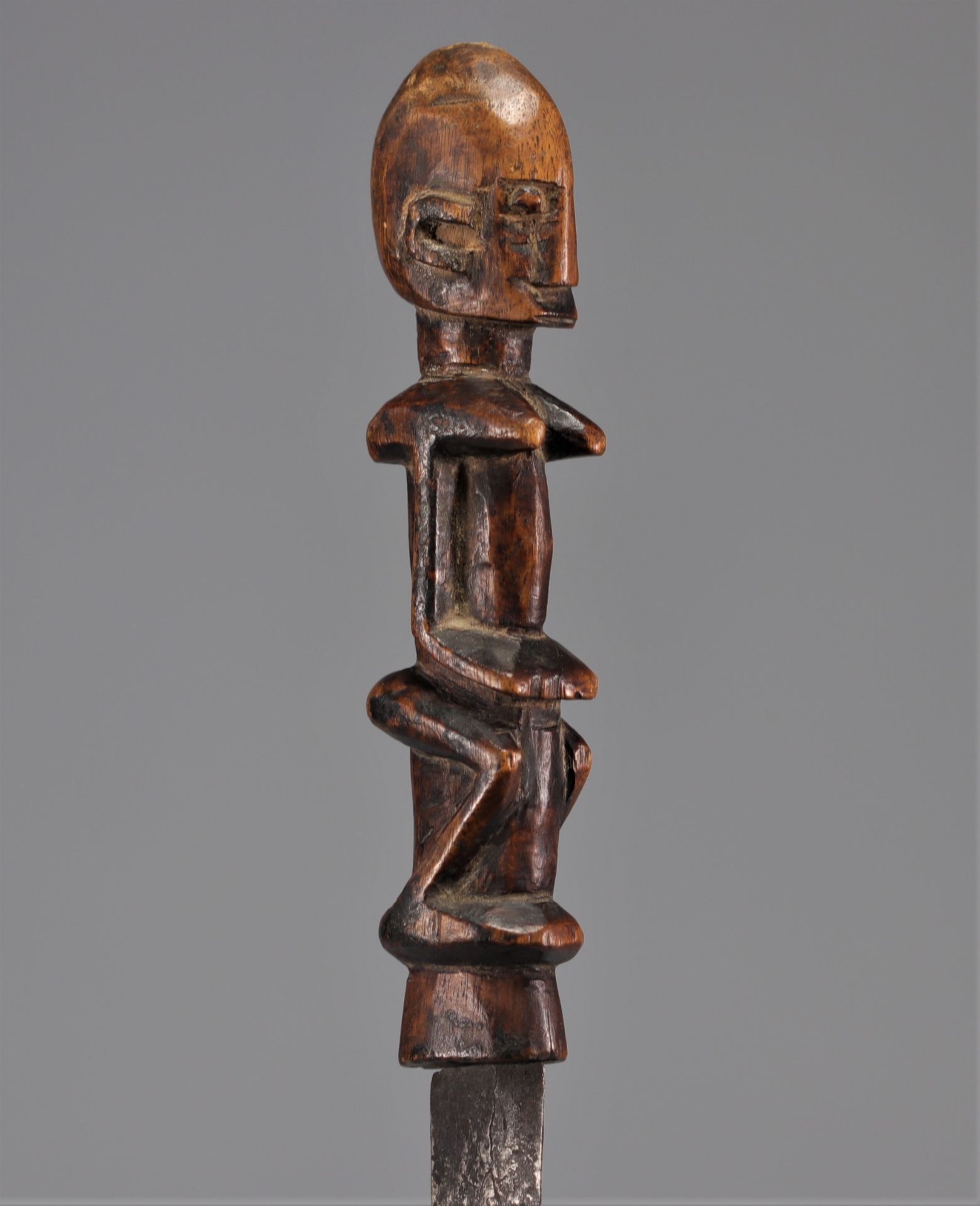 Dogon circumcision knife with carved handle in classic Dogon style - Image 2 of 6