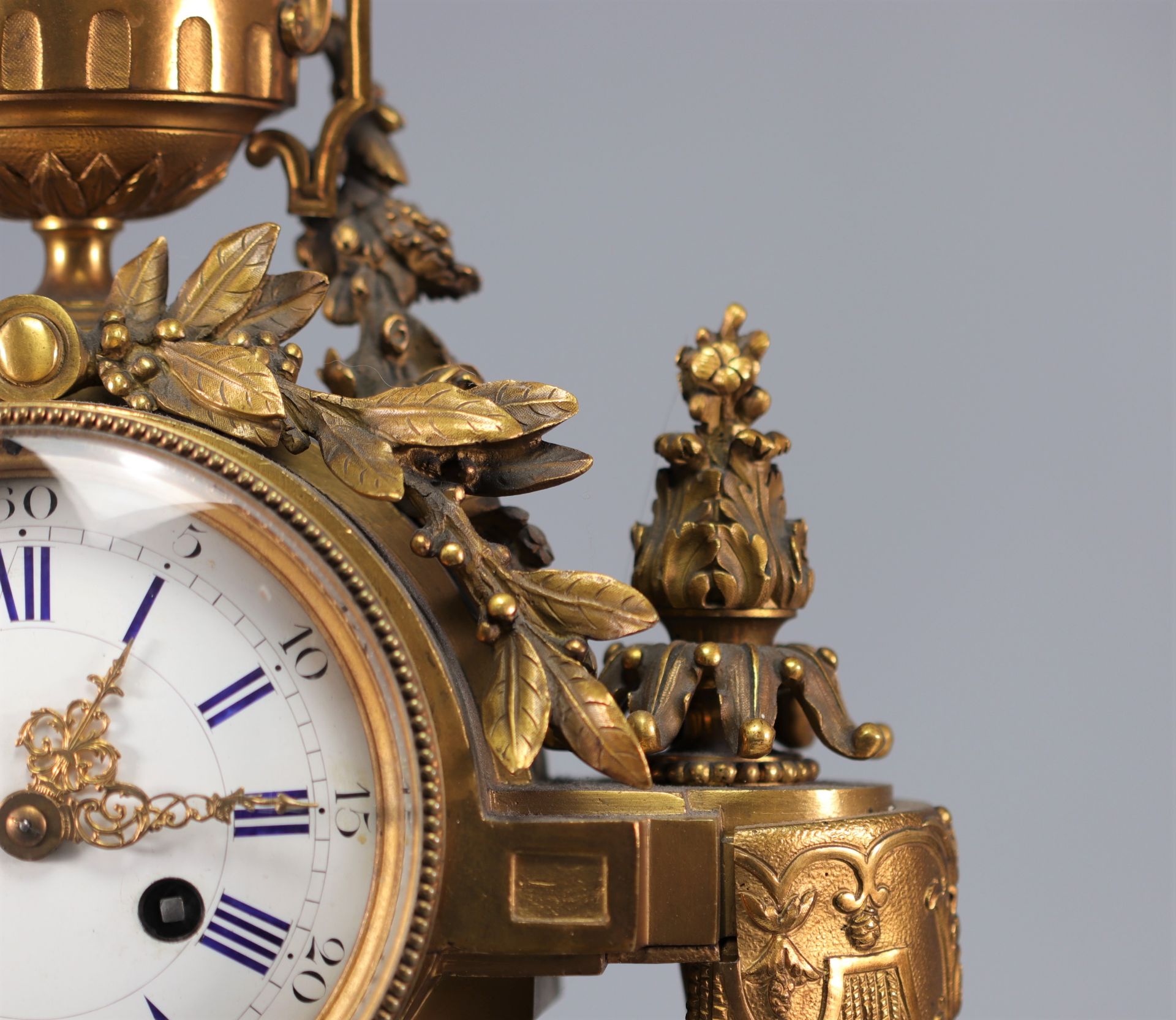 Garniture pendule et candelabres en bronze dore richement decoree - Image 2 of 7