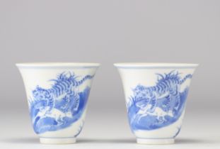 Gobelets en porcelaine de chine blanc bleu a decor de tigre marque sous la piece