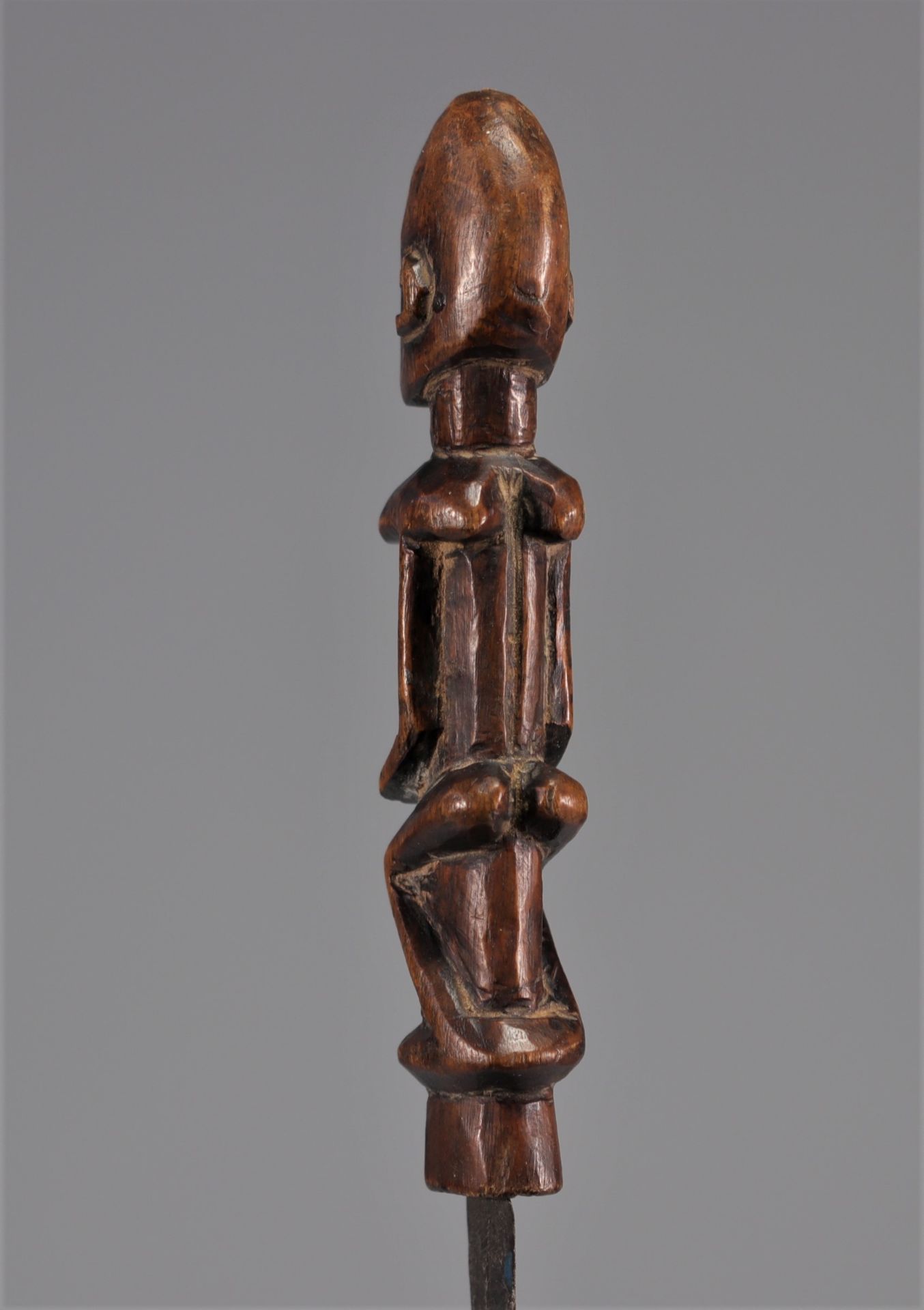 Dogon circumcision knife with carved handle in classic Dogon style - Image 4 of 6