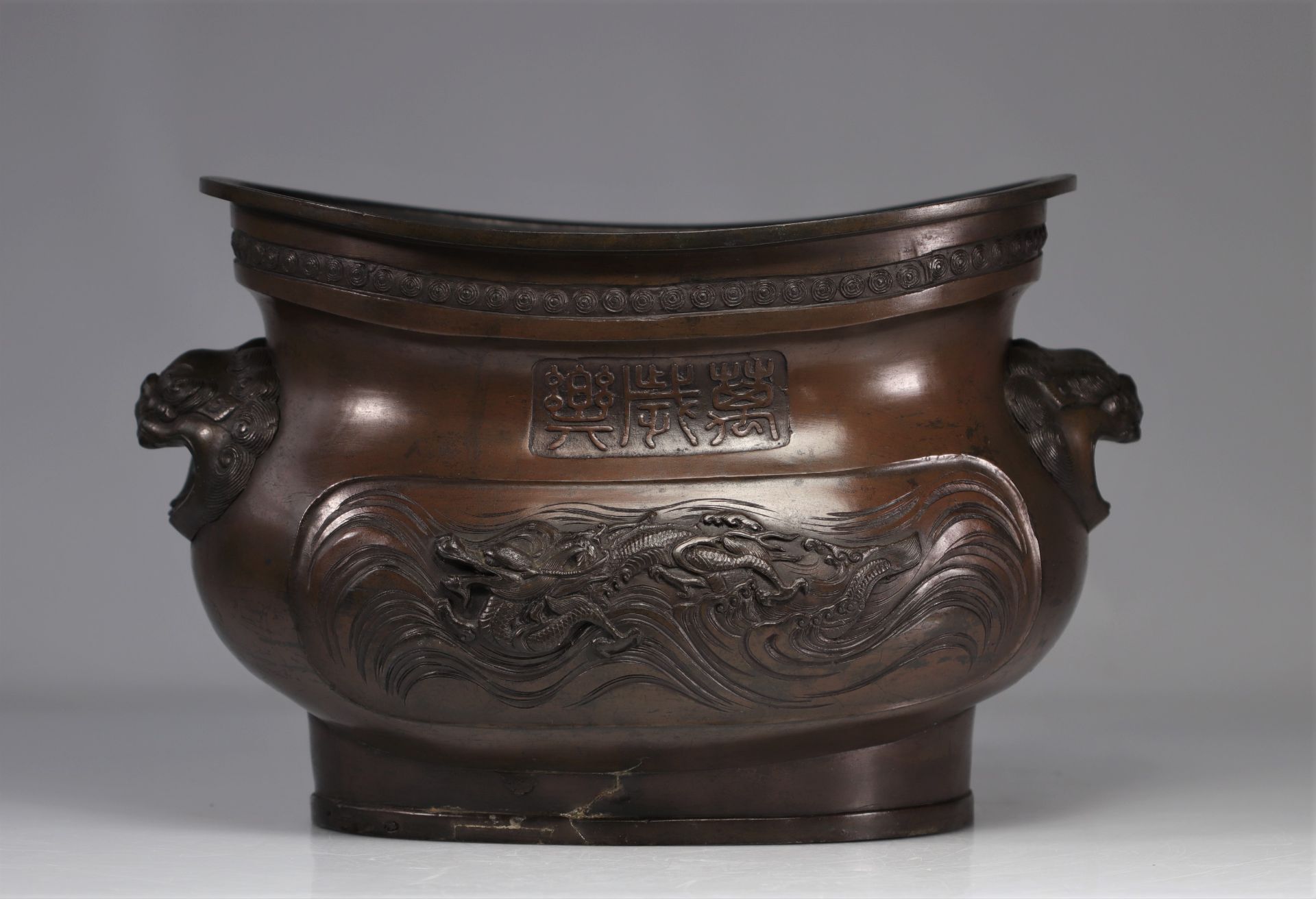 Japanese bronze planter decorated with dragons from 19th century