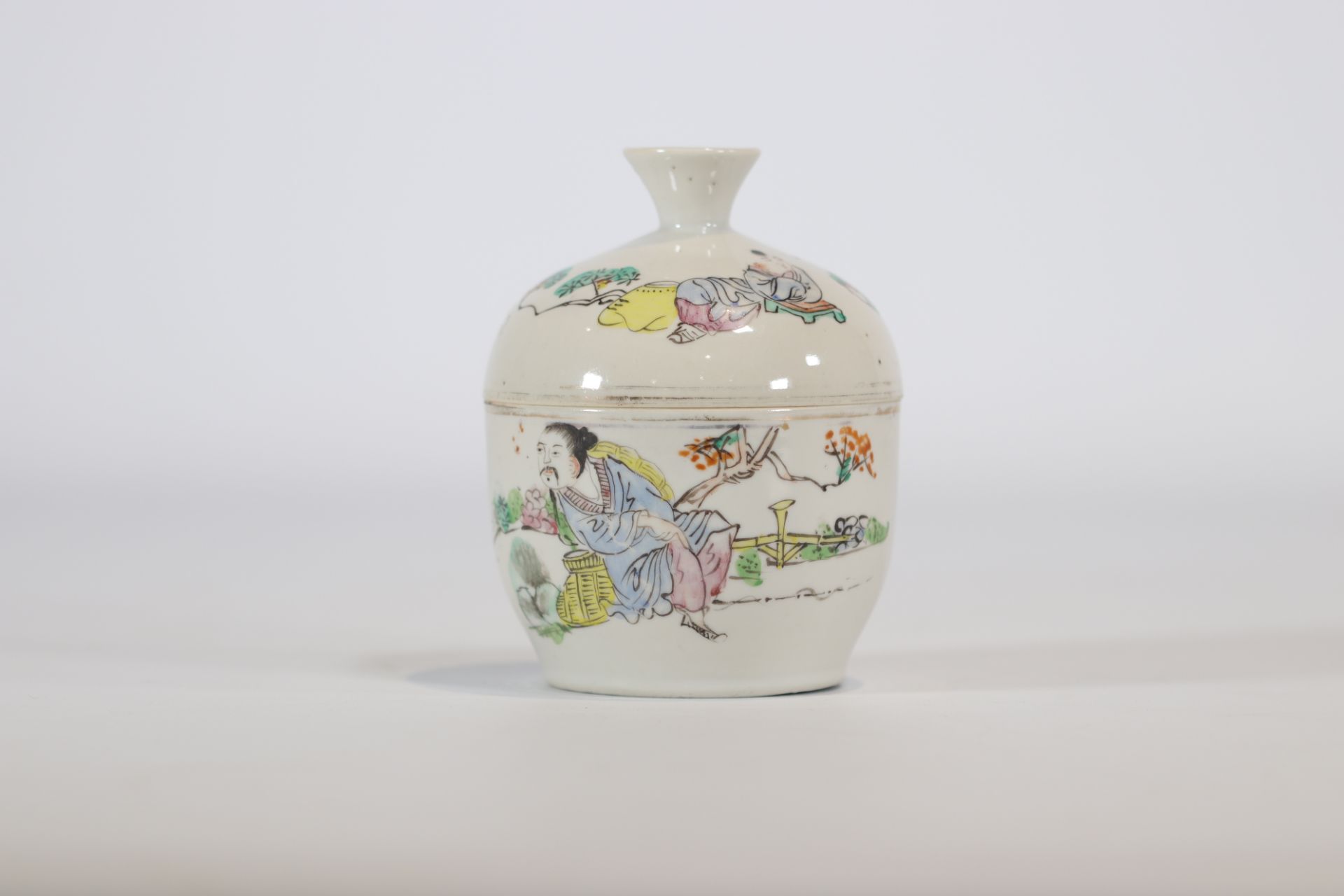Covered Chinese porcelain pot decorated with figures
