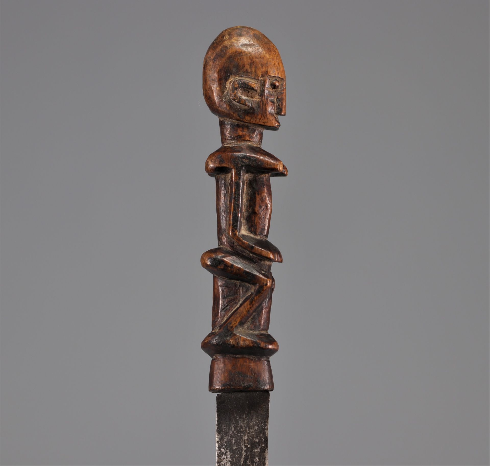 Dogon circumcision knife with carved handle in classic Dogon style - Image 5 of 6
