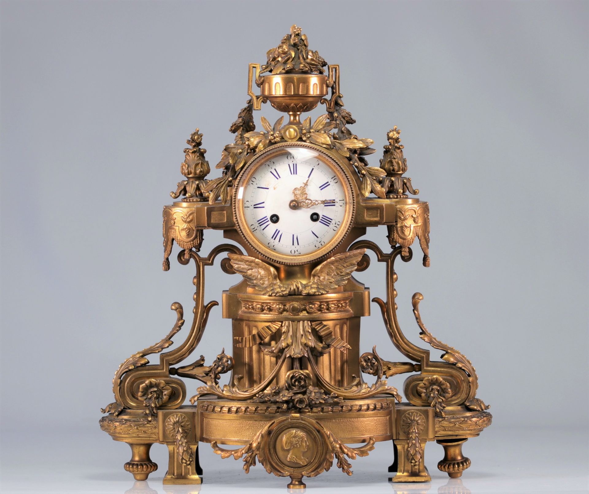 Garniture pendule et candelabres en bronze dore richement decoree - Image 3 of 7
