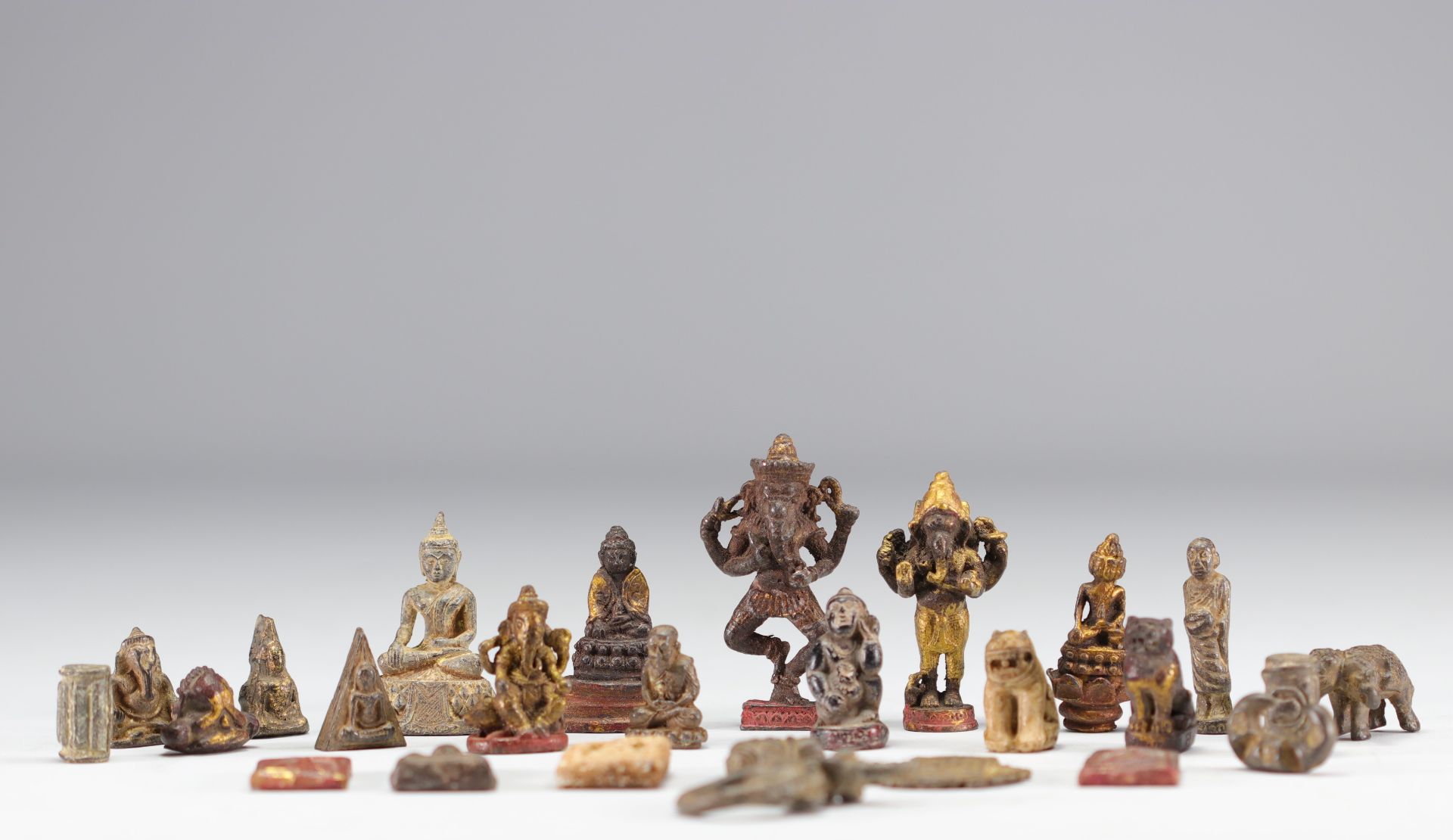Collection of Buddhas and deities Asia circa 1900 - Bild 2 aus 3