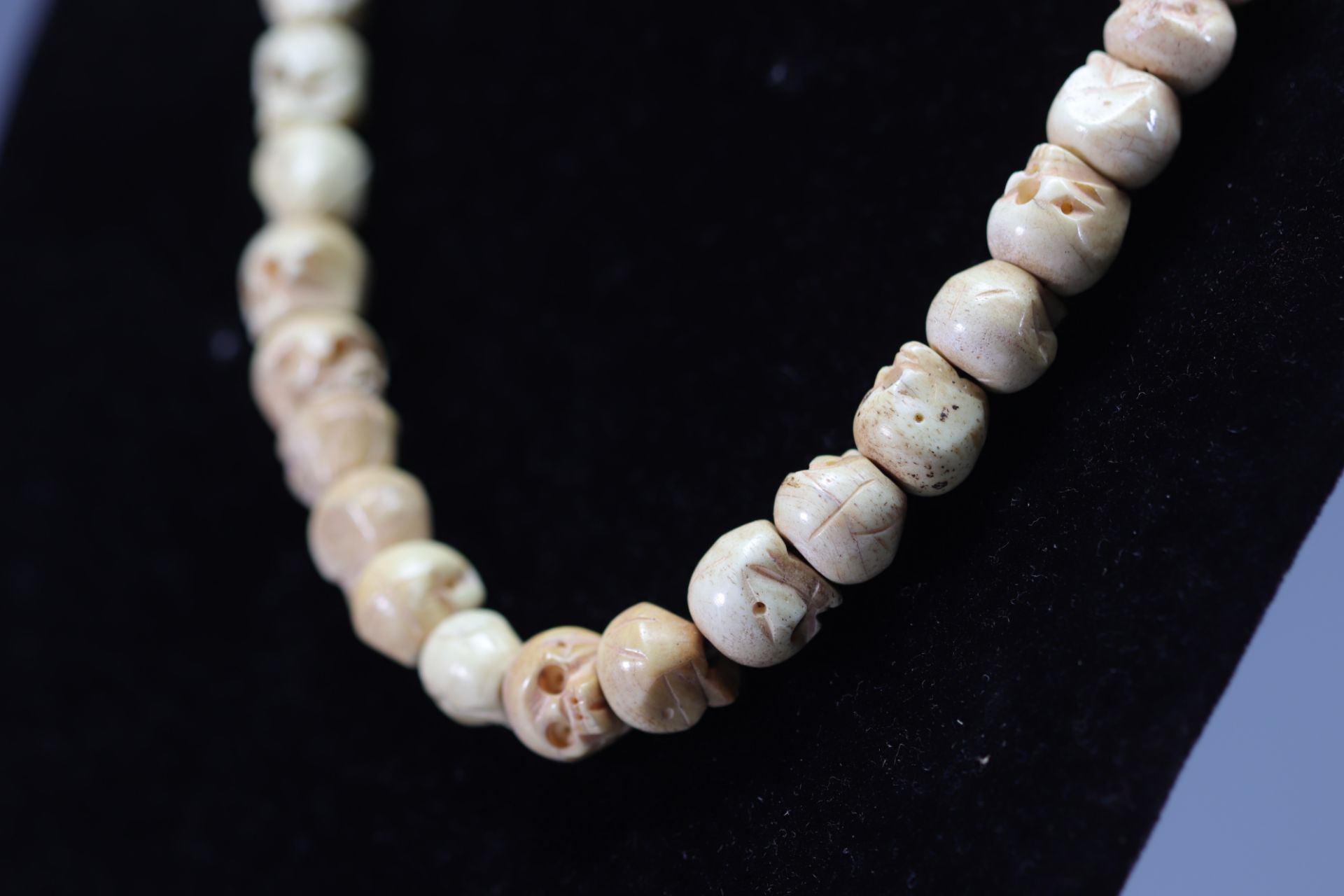 Necklace in bone carved with skulls - Bild 3 aus 3