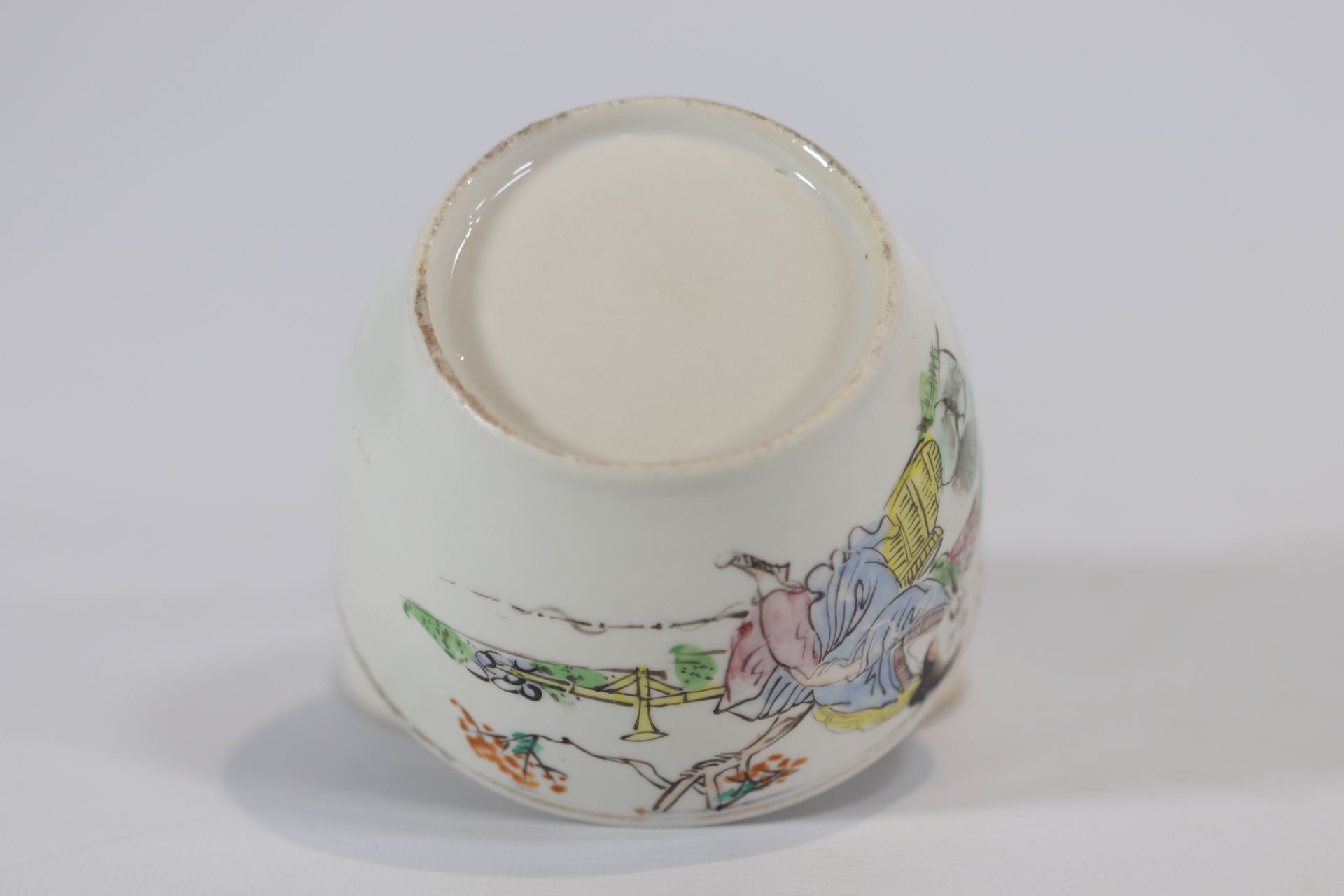 Covered Chinese porcelain pot decorated with figures - Image 3 of 3