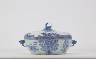 Covered vegetable dish in white and blue Compagnie des Indes porcelain with 18th century floral deco