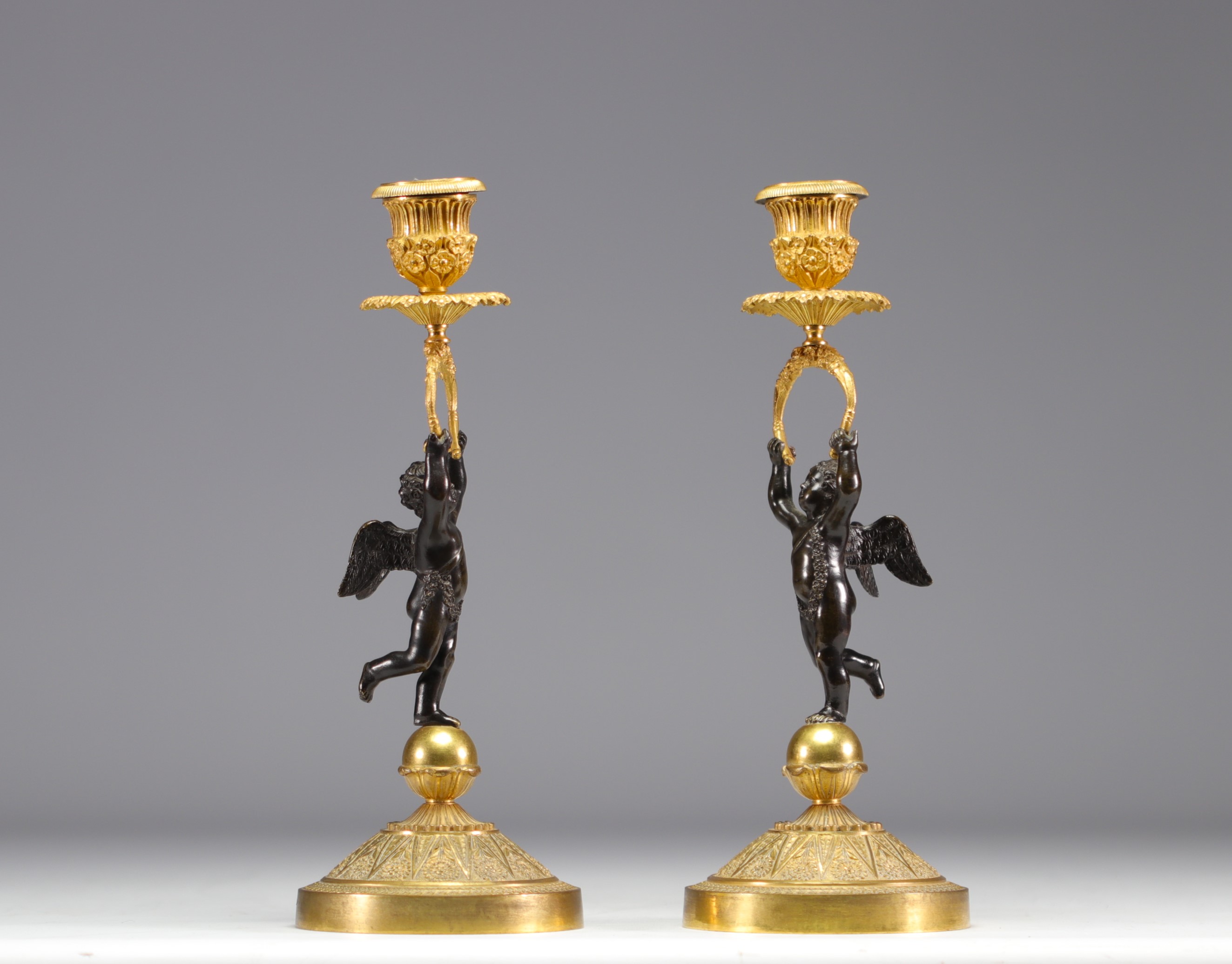 (2) Pair of candlesticks in bronze with two patinas, decorated with cherubs from the Empire period - Image 4 of 5