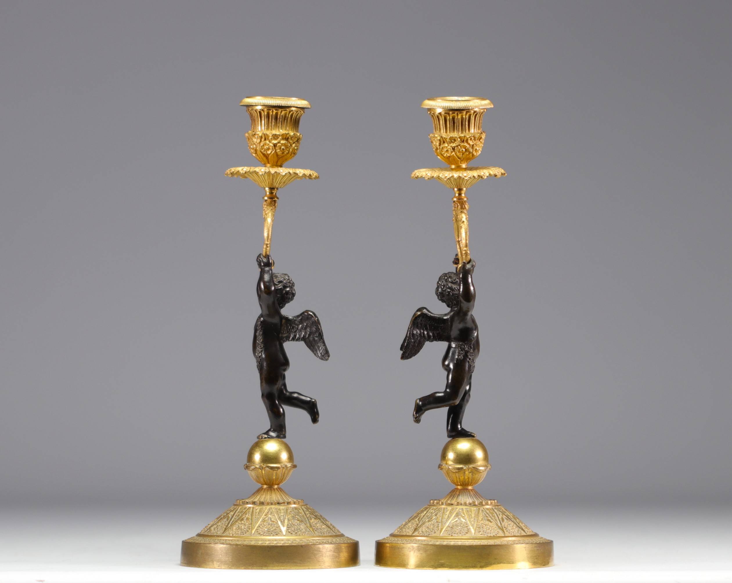 (2) Pair of candlesticks in bronze with two patinas, decorated with cherubs from the Empire period - Image 3 of 5