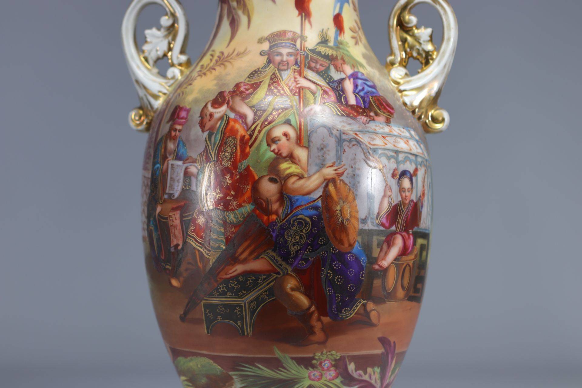 Pair of 19th century porcelain of Paris vases with a rich Asian decoration. - Image 6 of 6