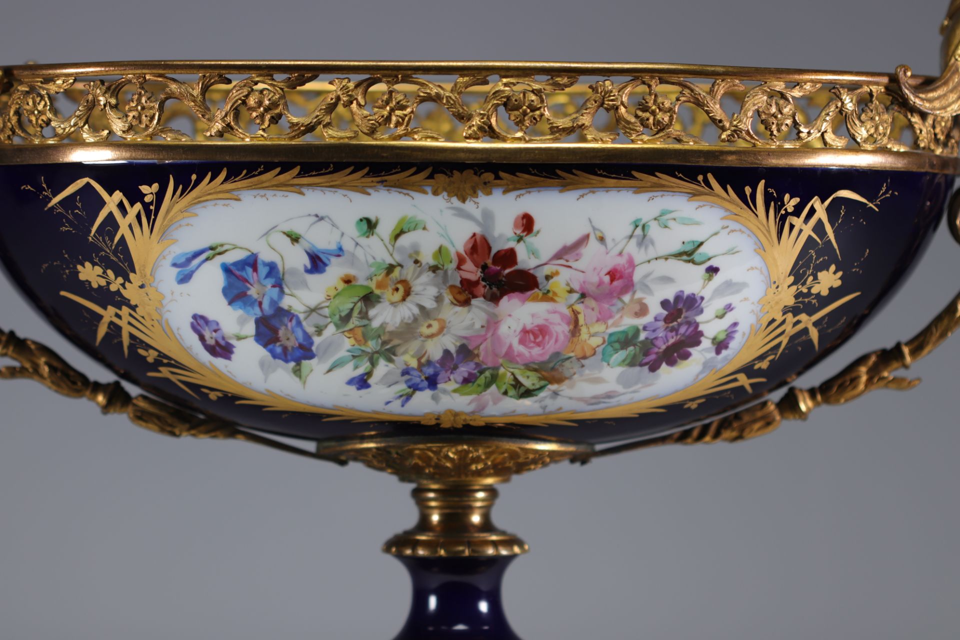 Sevres imposing porcelain bowl mounted on bronze with romantic decoration from 19th century - Bild 7 aus 7