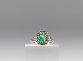 18k white gold emerald and diamond ring. WEIGHT 4.4 GR